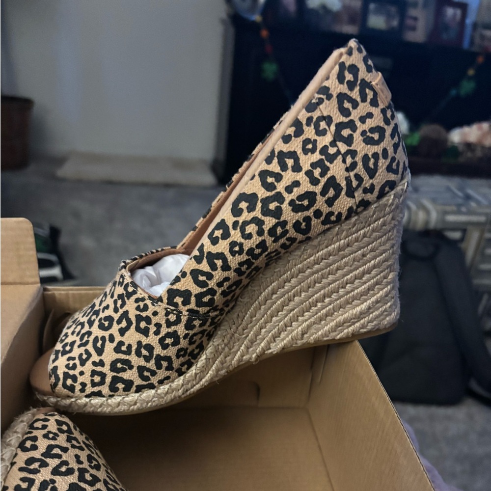 NWOT TOMS Michelle Wedge Women's Sandal size 6 leopard print